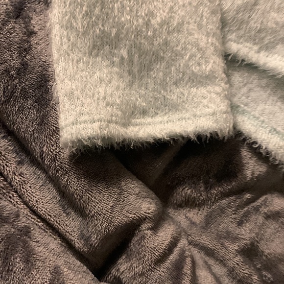 womens super cute fuzzy top - Picture 3 of 3